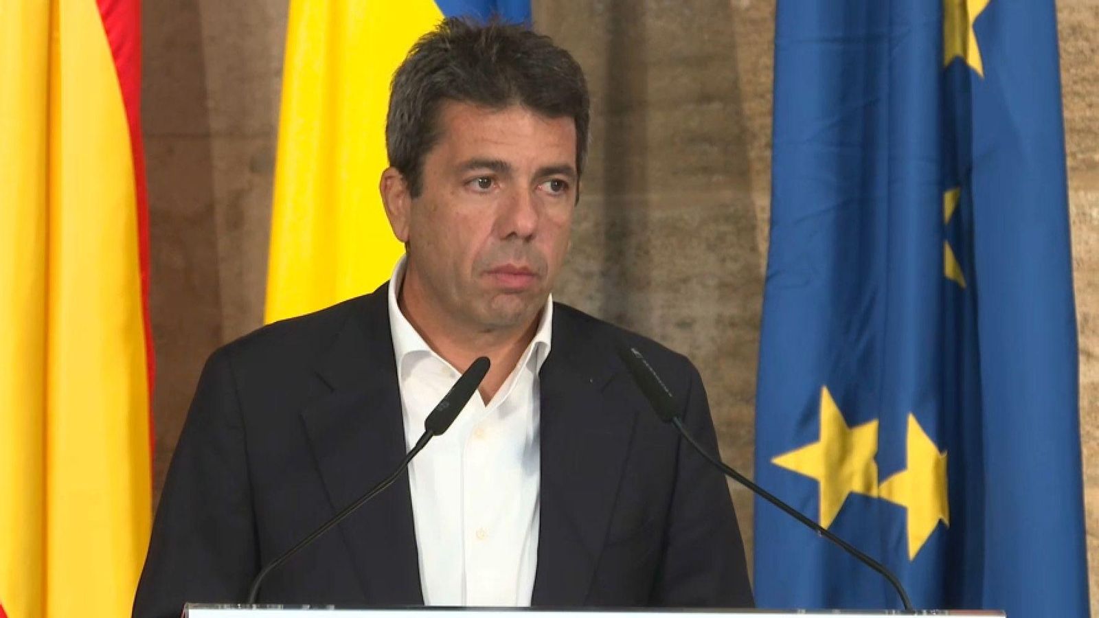 Carlos Mazón escolta la pregunta d'un periodista durant la compareixença d'este divendres