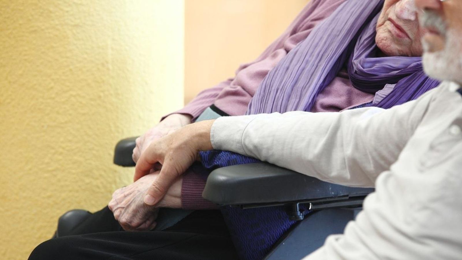 Una resident d’un centre de la tercera edat acompanyat d’un familiar, en una imatge d’arxiu