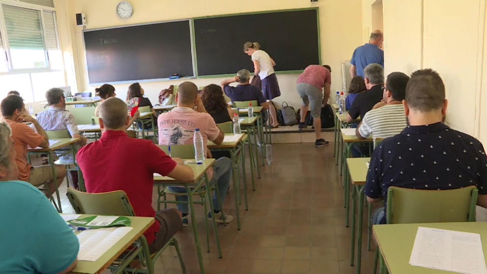 Opositors i opositores durant l'examen.