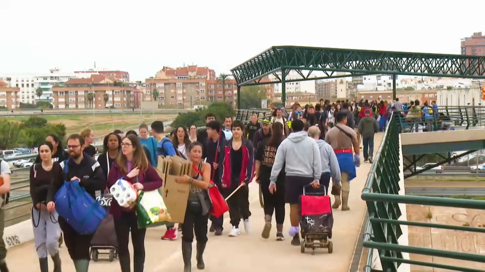 Este pont s'ha convertit en símbol de la solidaritat amb el poble valencià