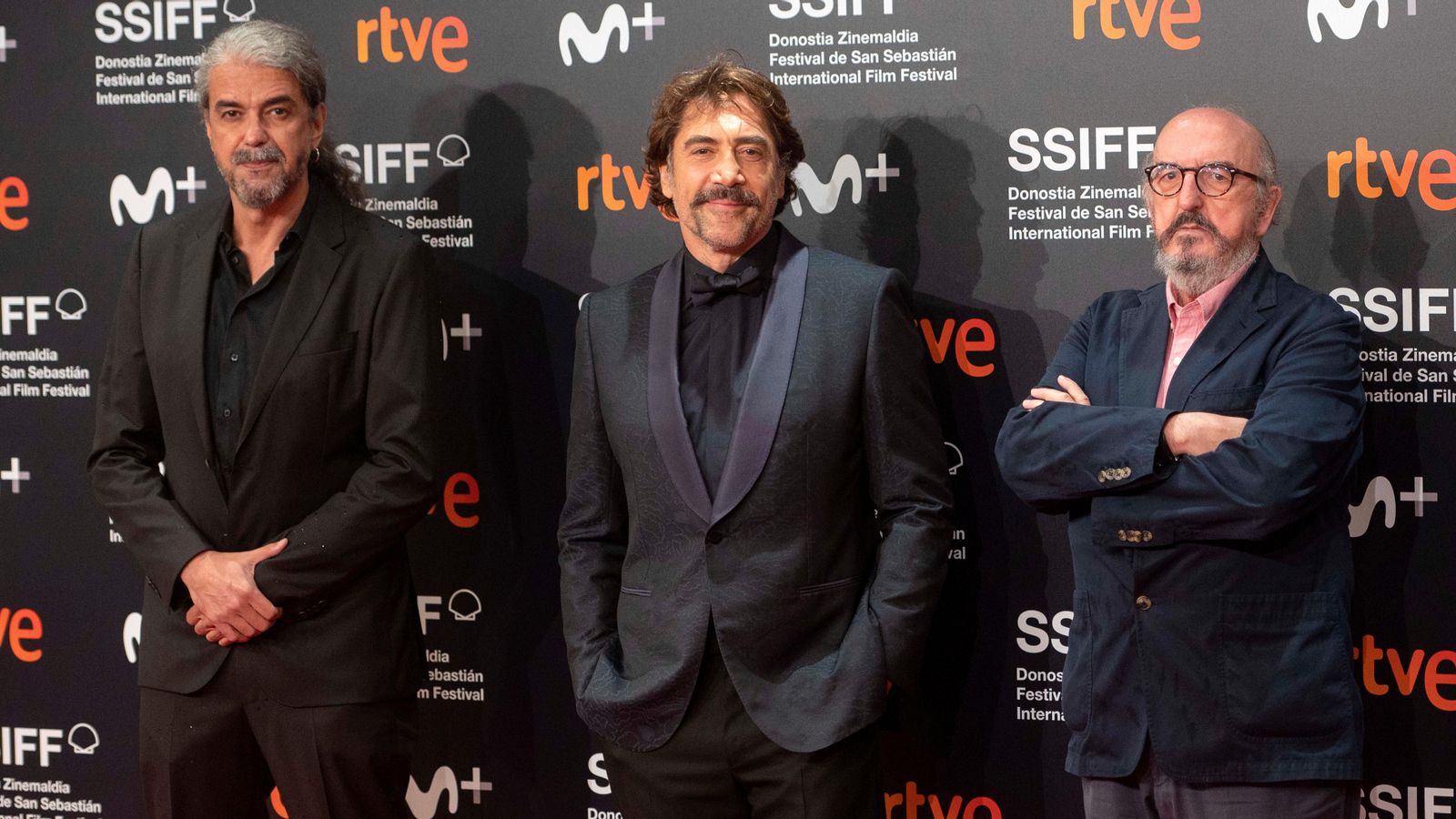 D’esquerra a dreta, el director Fernando León, l’actor Javier Bardem i l’empresari Jaume Roures posen el dia de la première de “El buen patrón”