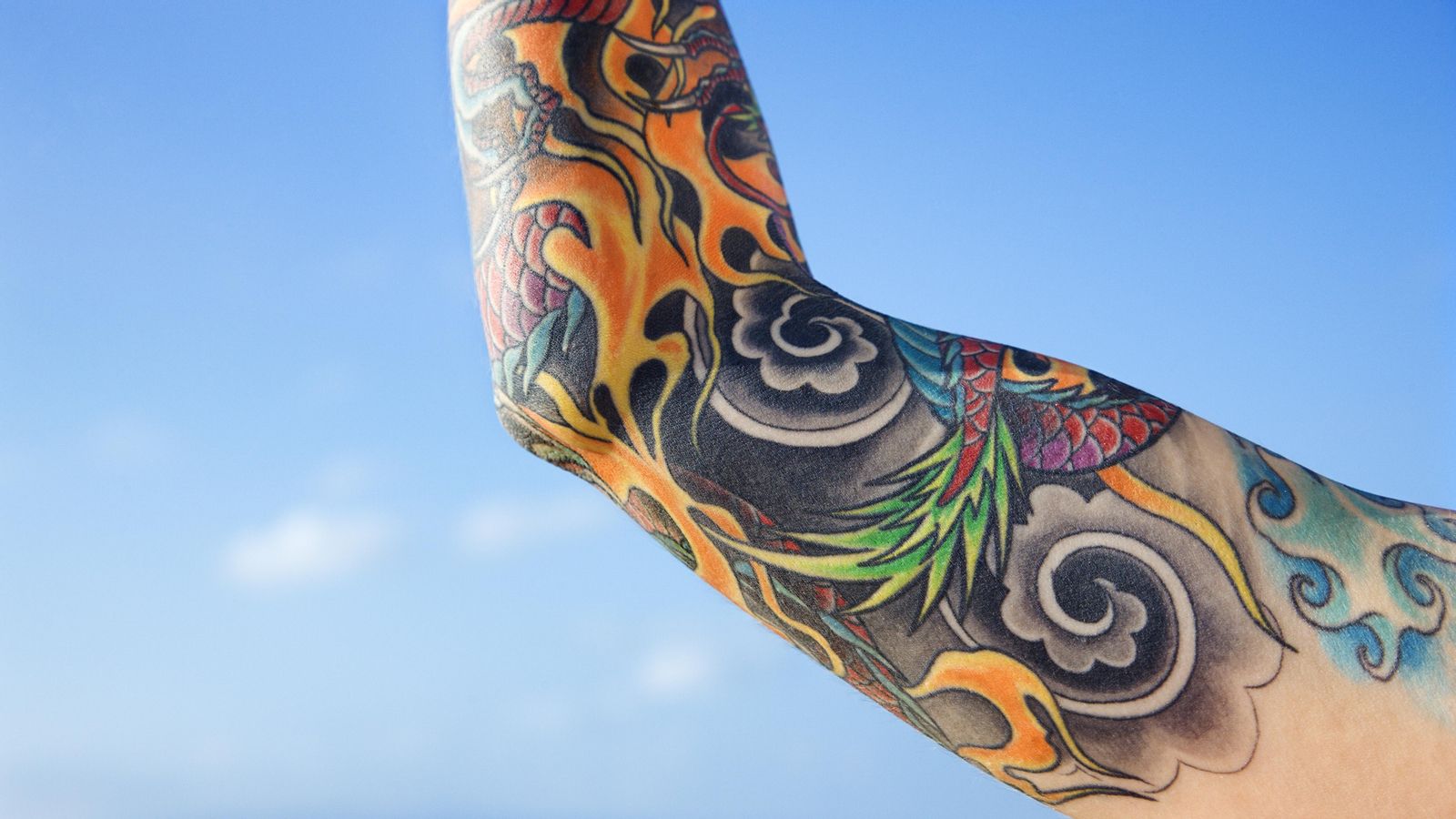 Detall d'un braç amb tatuatges d'inspiració japonesa