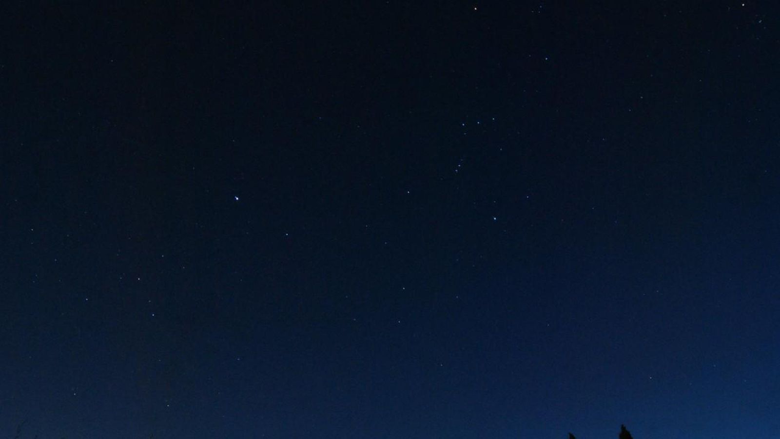 Cel nocturn amb la constel·lació d'Orió vist des de Montserrat