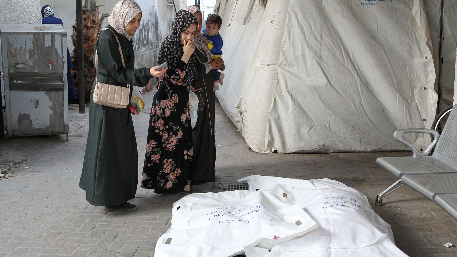 Un grup de dones acompanyen les restes mortals després d'un israelià a un hospital a Rafah