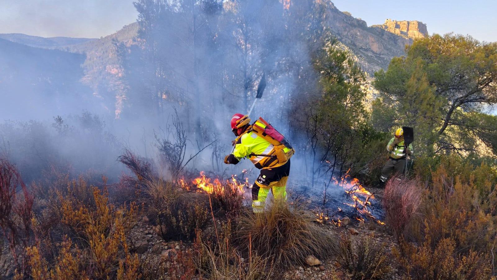 Bombers durant les tasques d'extinció