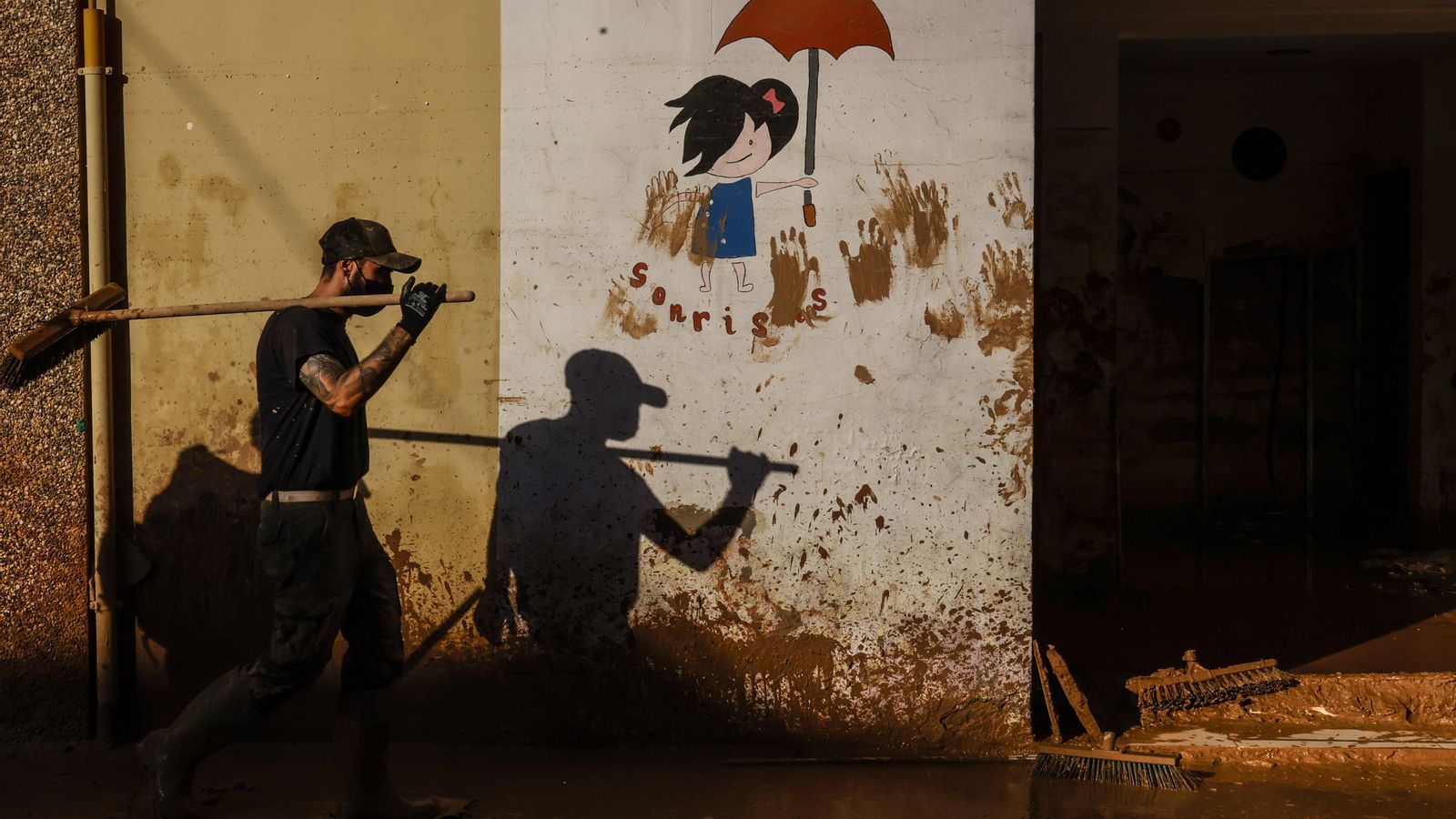 Un dels carrers de Paiporta després de la DANA