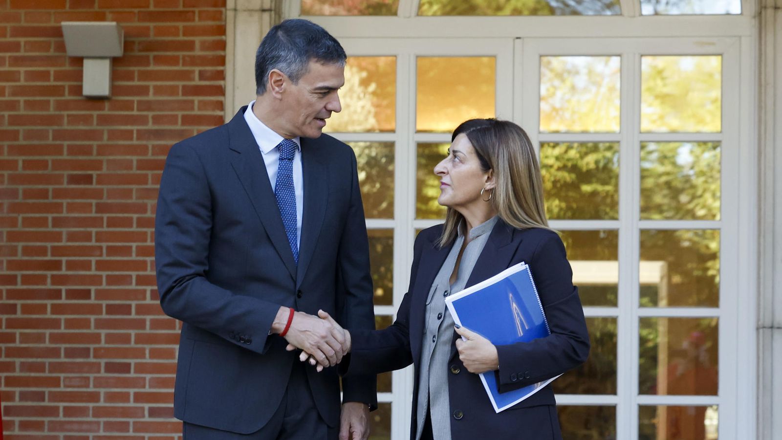 Pedro Sánchez rep la presidenta càntabra, María José Sáenz de Buruaga, este divendres
