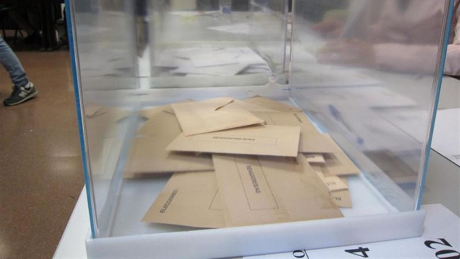 Sobres electorals en una urna en una imatge d'arxiu