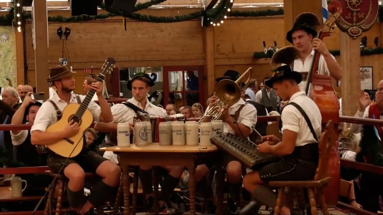 Gent bevent cervesa amb els famosos pitxers