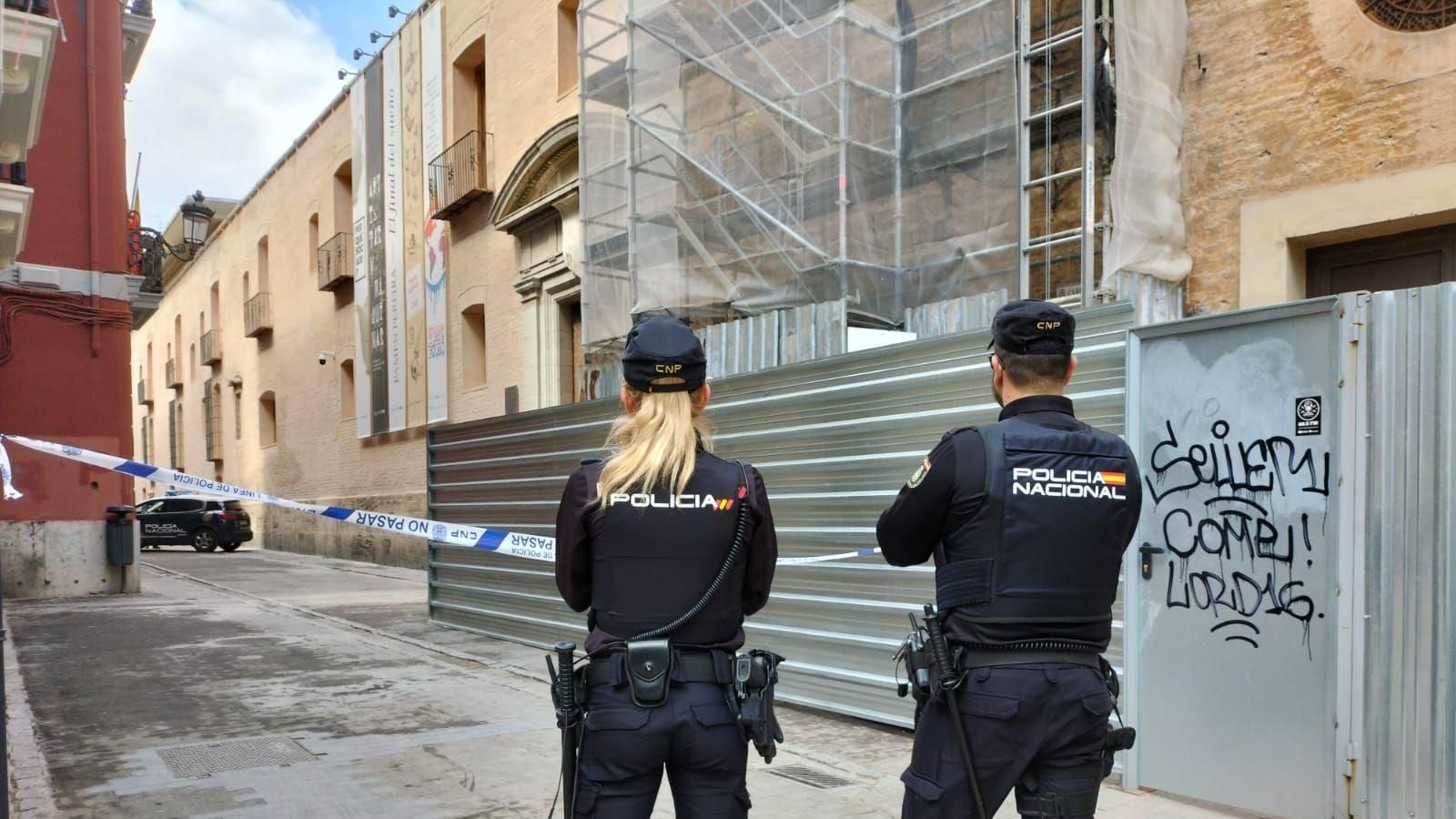 Agents de la Policia Nacional han acordonat el perímetre de l'església del Carme