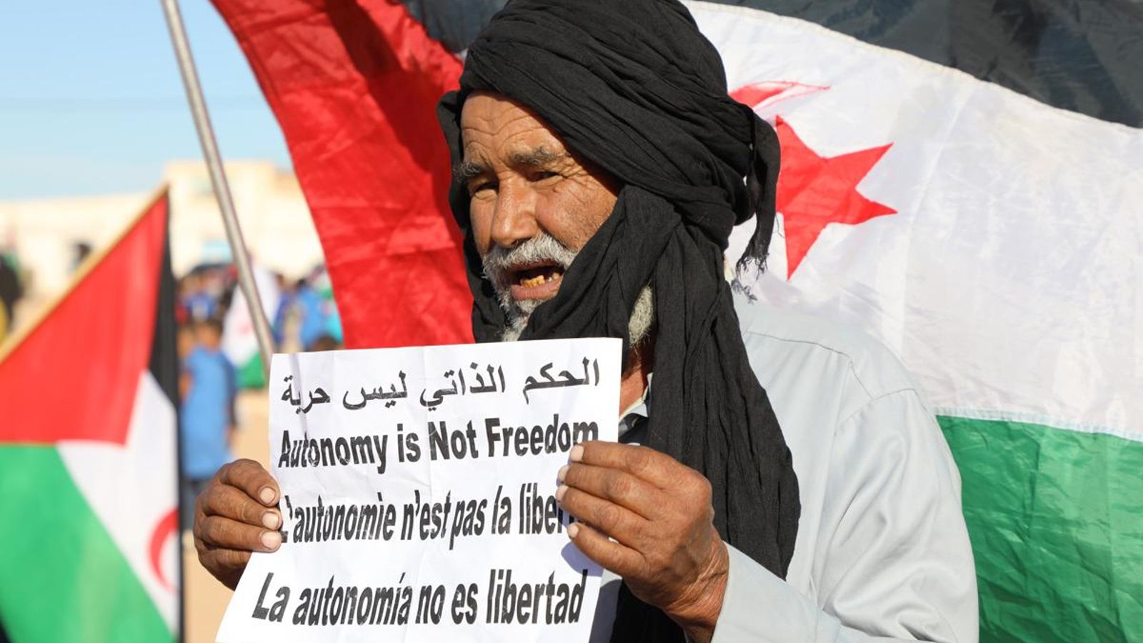 Un saharahuí protesta contra el pla d'autonomia dins el Marroc impulsat pels EUA