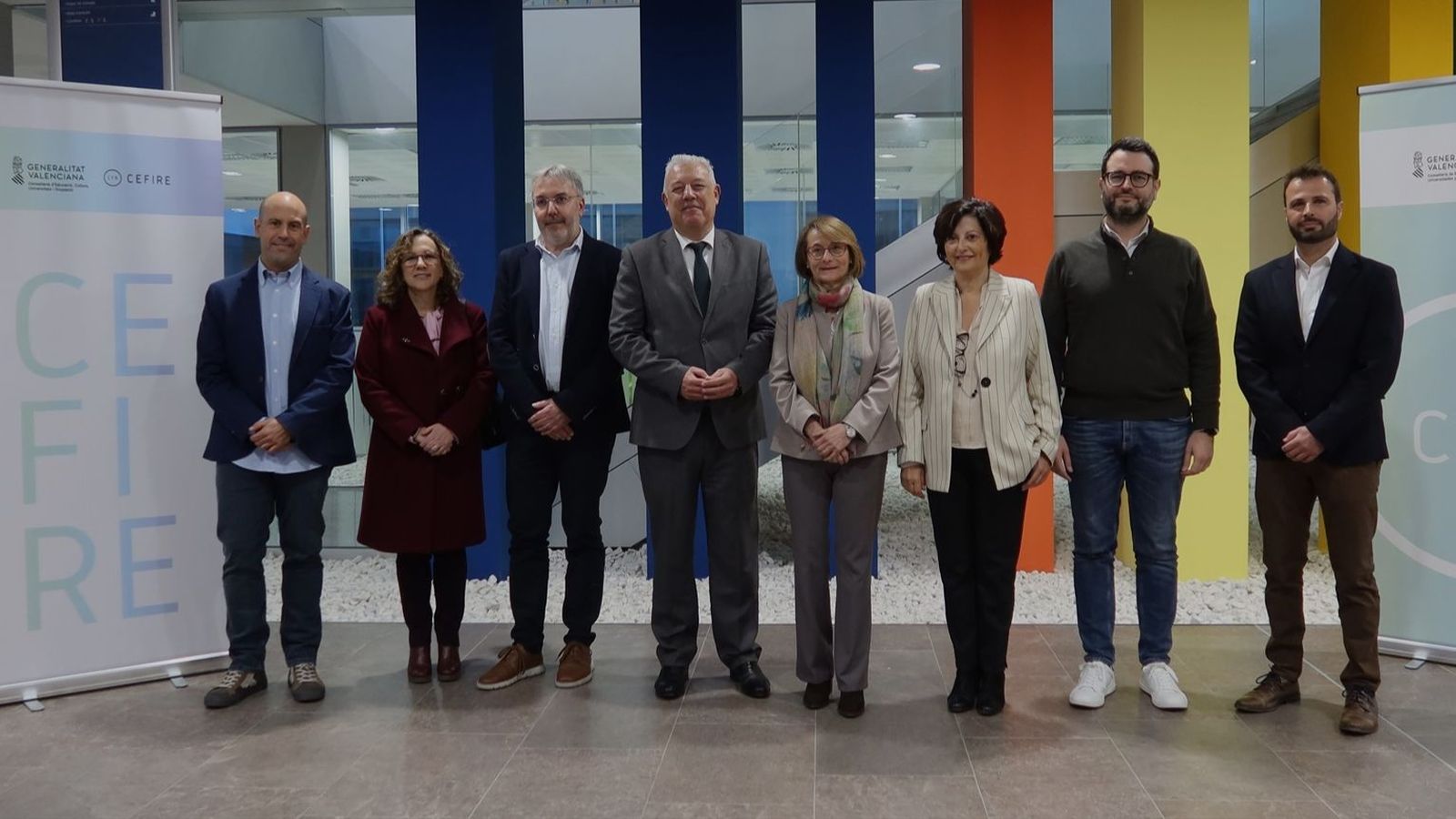 El subdirector general de Formació del Professorat de la Conselleria d'Educació, Jordí Martí (tercer des de l'esquerra), ha presentat la seua renúncia