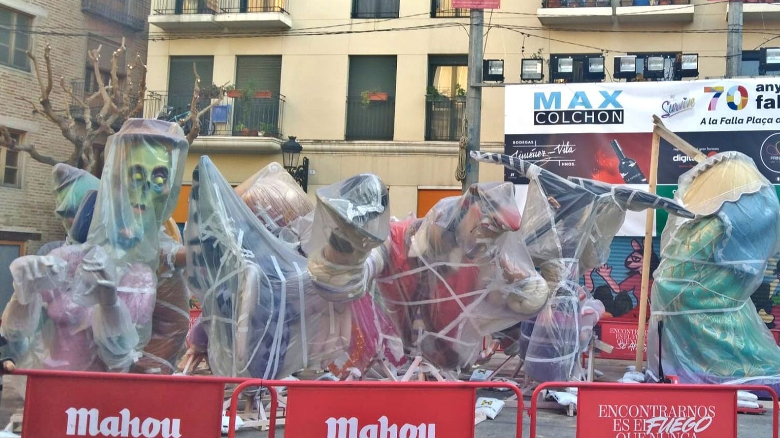 Els primers ninots ja han arribat a la plaça del Pilar