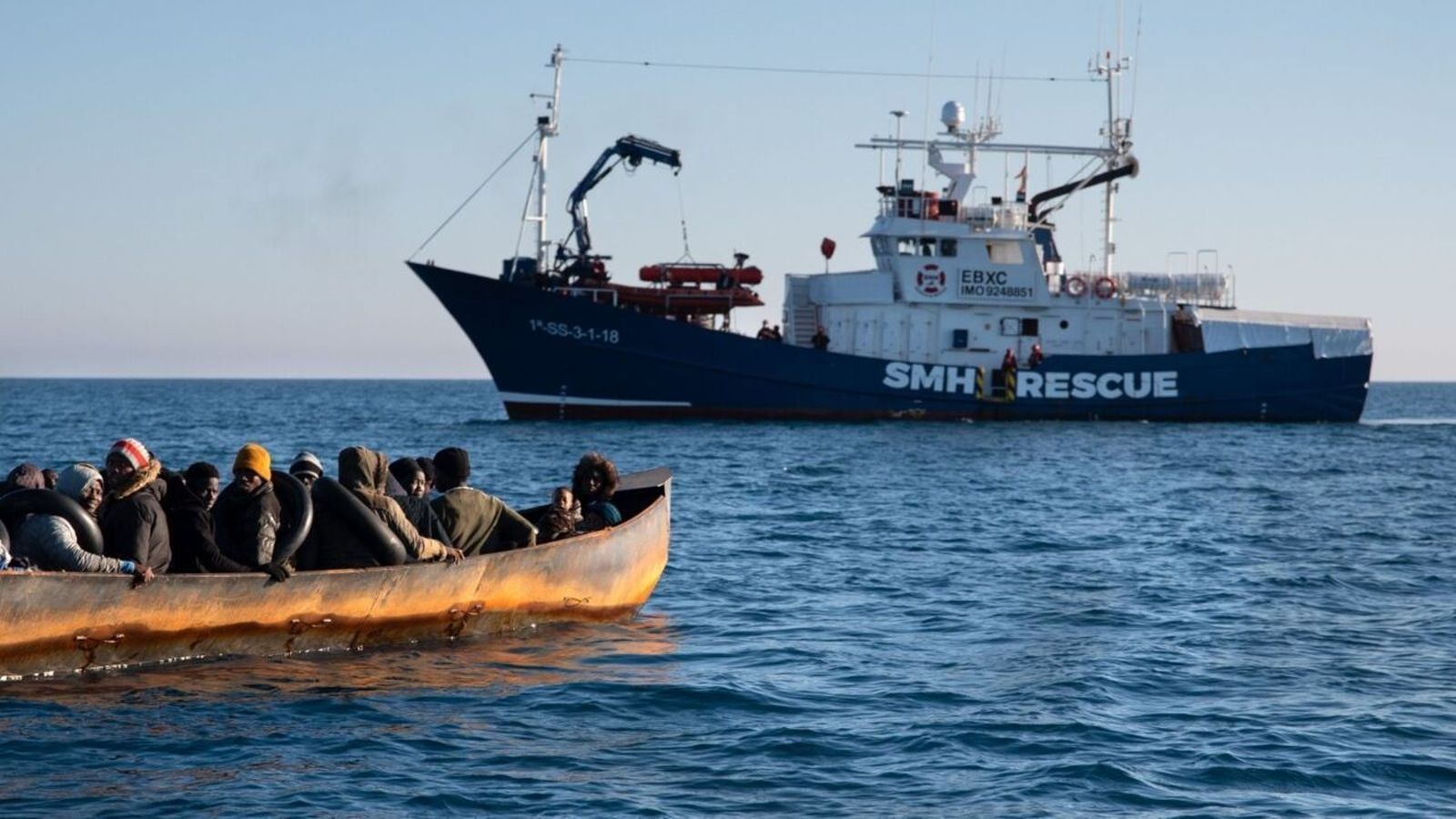 Un grup de quaranta persones en perill en una pastera precària rescatades per l'Aita Mari el 21 de febrer / Twitter: @maydayterraneo