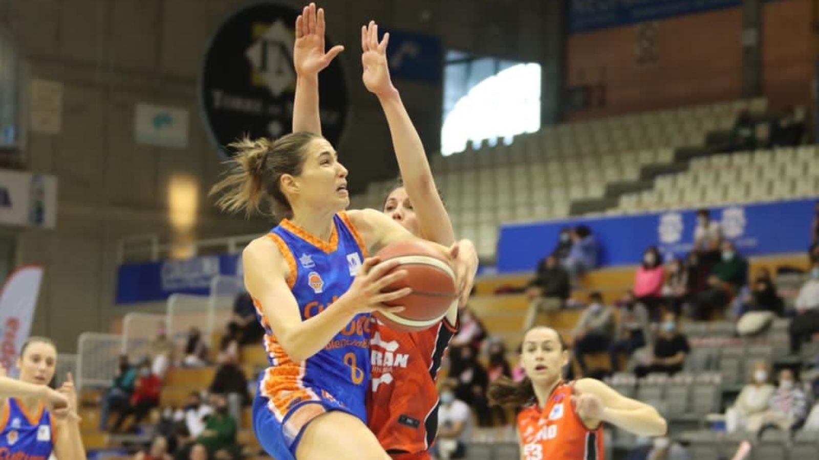 La taronja Rebecca Allen s'interna en la pintura davant l'oposició d'una jugadora de l'Ensino Lugo