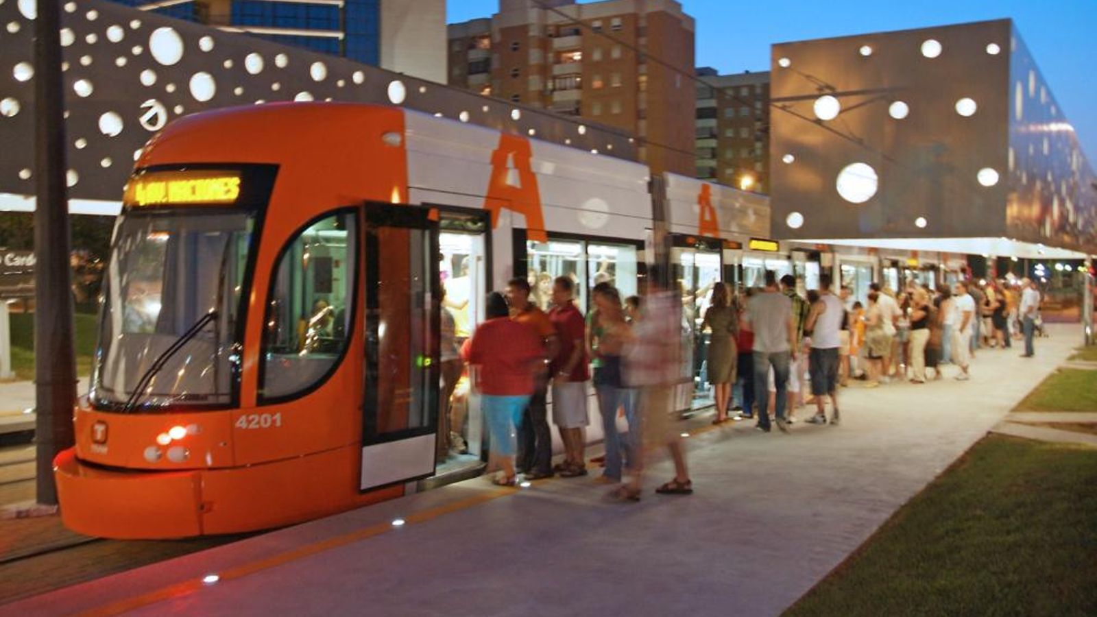 El  Tramnuitador  i el Mussol de les Marines oferiran servei nocturn els divendres i dissabtes del 6 de juliol i l'11 de setembre