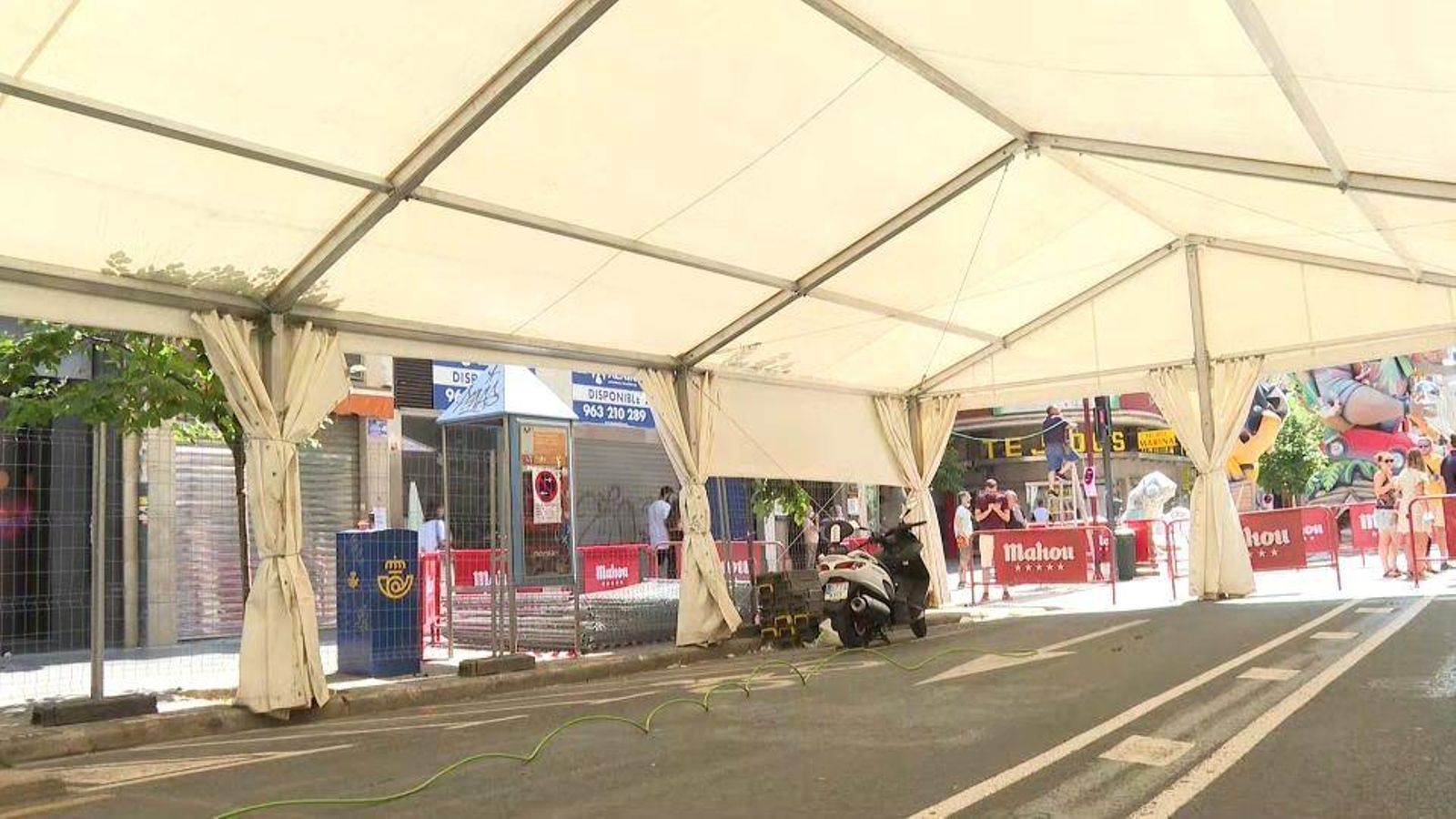 Els carrers de la ciutat de València comencen a emplenar-se d'envelats