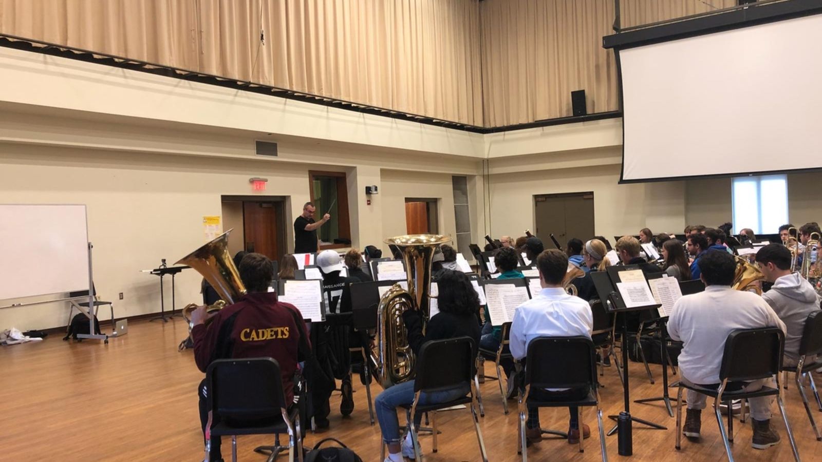 Enrique Barrachina dirigint una classe a Carolina del Nord