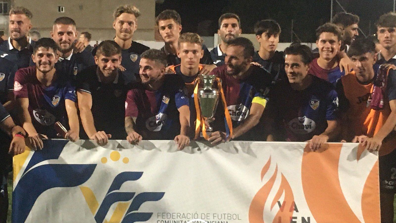 Els jugadors de l'Alzira celebren el títol l'estadi municipal d'Algemesí