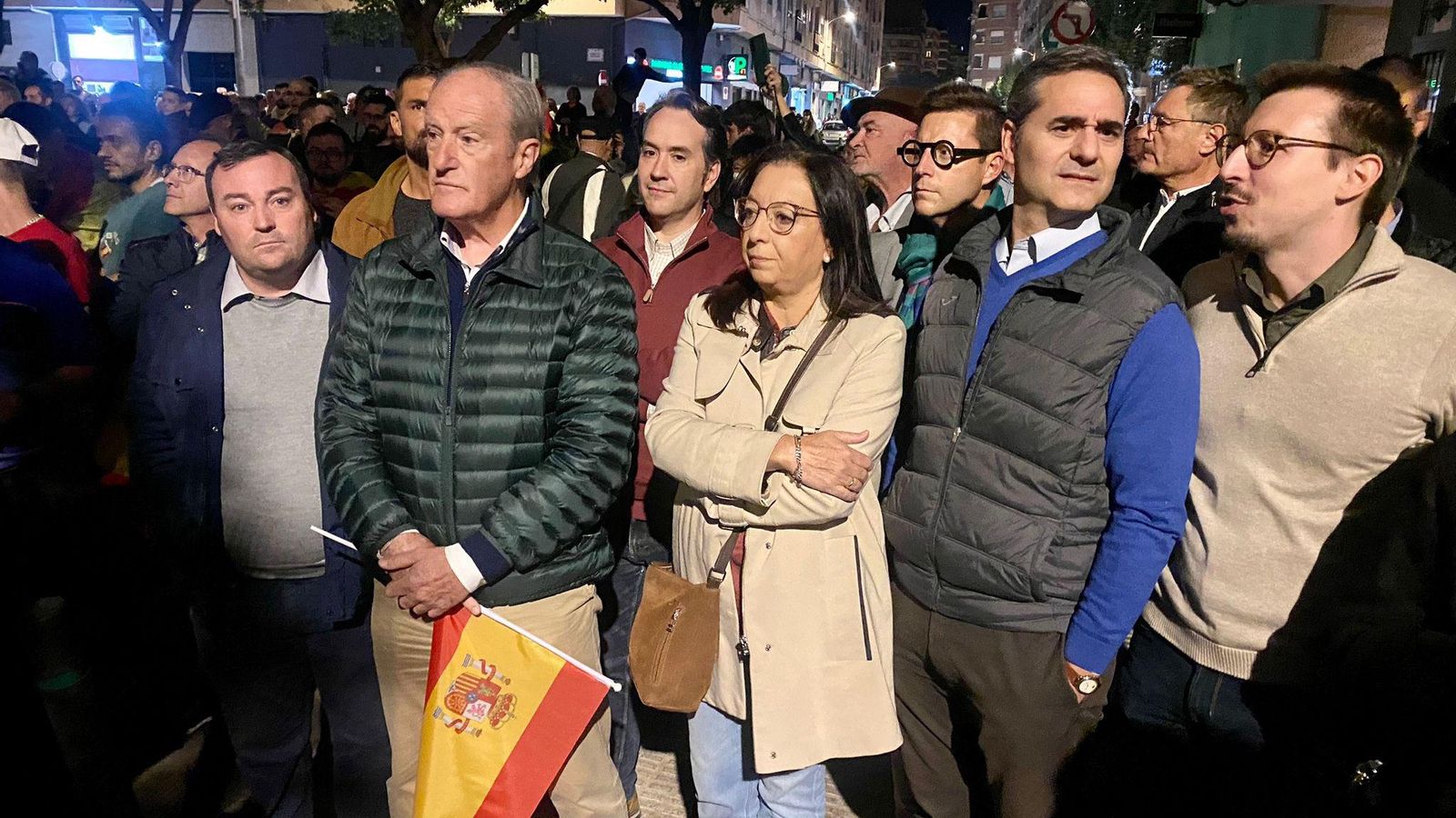 La presidenta de les Corts, Llanos Massó, al costat del regidor Antonio Ortolá (dreta) aquest divendres en la concentració davant la seu del PSPV-PSOE de Castelló de la Plana
