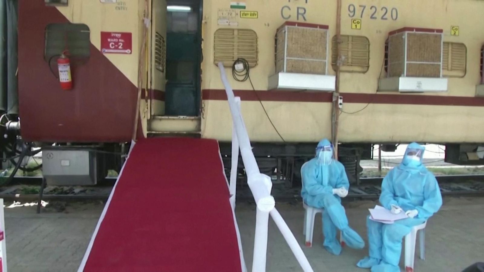 Llits per a pacients Covid en combois de tren a l'Índia