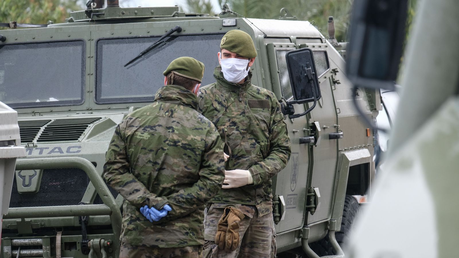 Dos militars conversen a Alacant, en una imatge d'arxiu