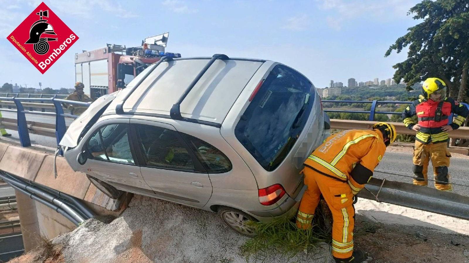 Els bombers treballen per a assegurar el vehicle