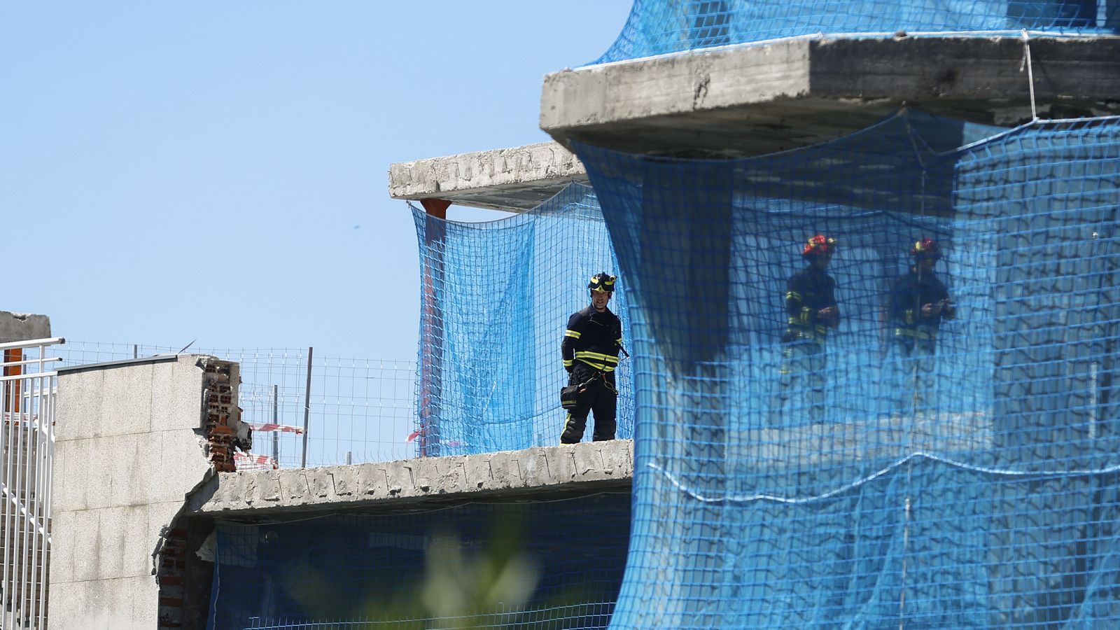 En la imatge, efectius del cos de bombers revisen l'estat de l'edifici