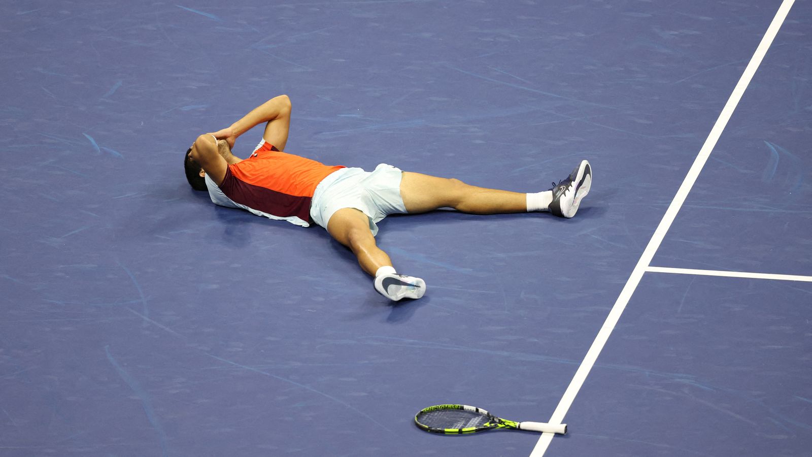 Carlos Alcaraz es tira a terra després de guanyar l'Obert dels Estats Units
