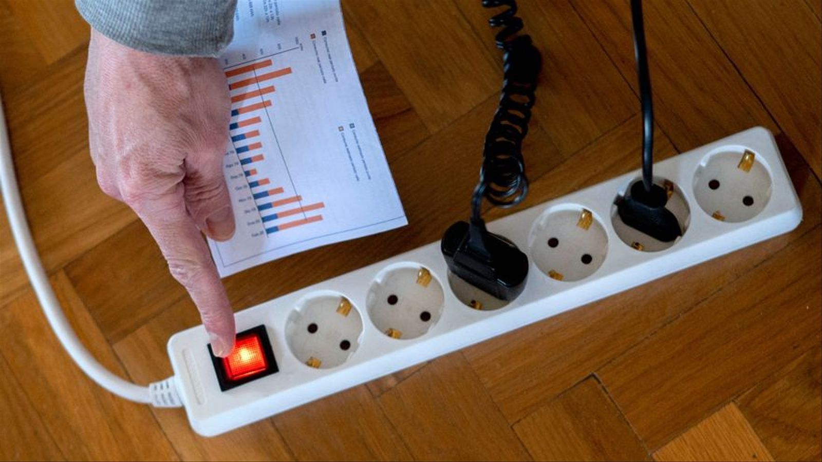 Un home connecta un allargador d'endolls / Europa Press