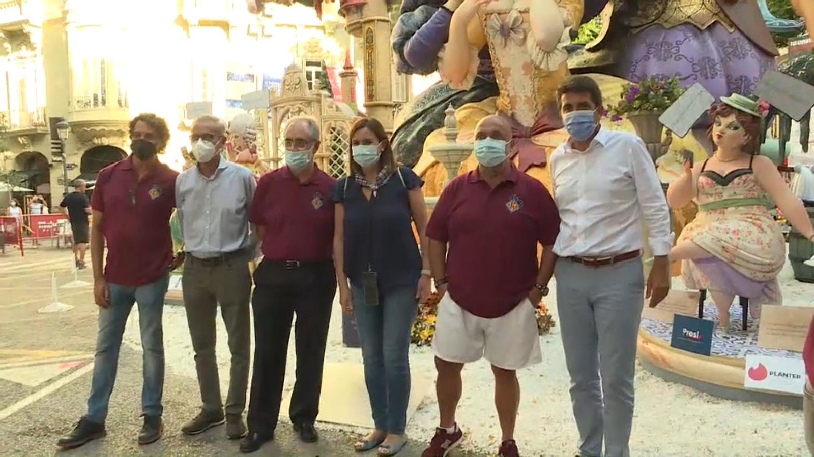 El president de la Diputació d’Alacant, Carlos Mazón, i la Diputada a les Corts pel Partit Popular, María José Català, visiten la Falla Almirall Cadarso de València