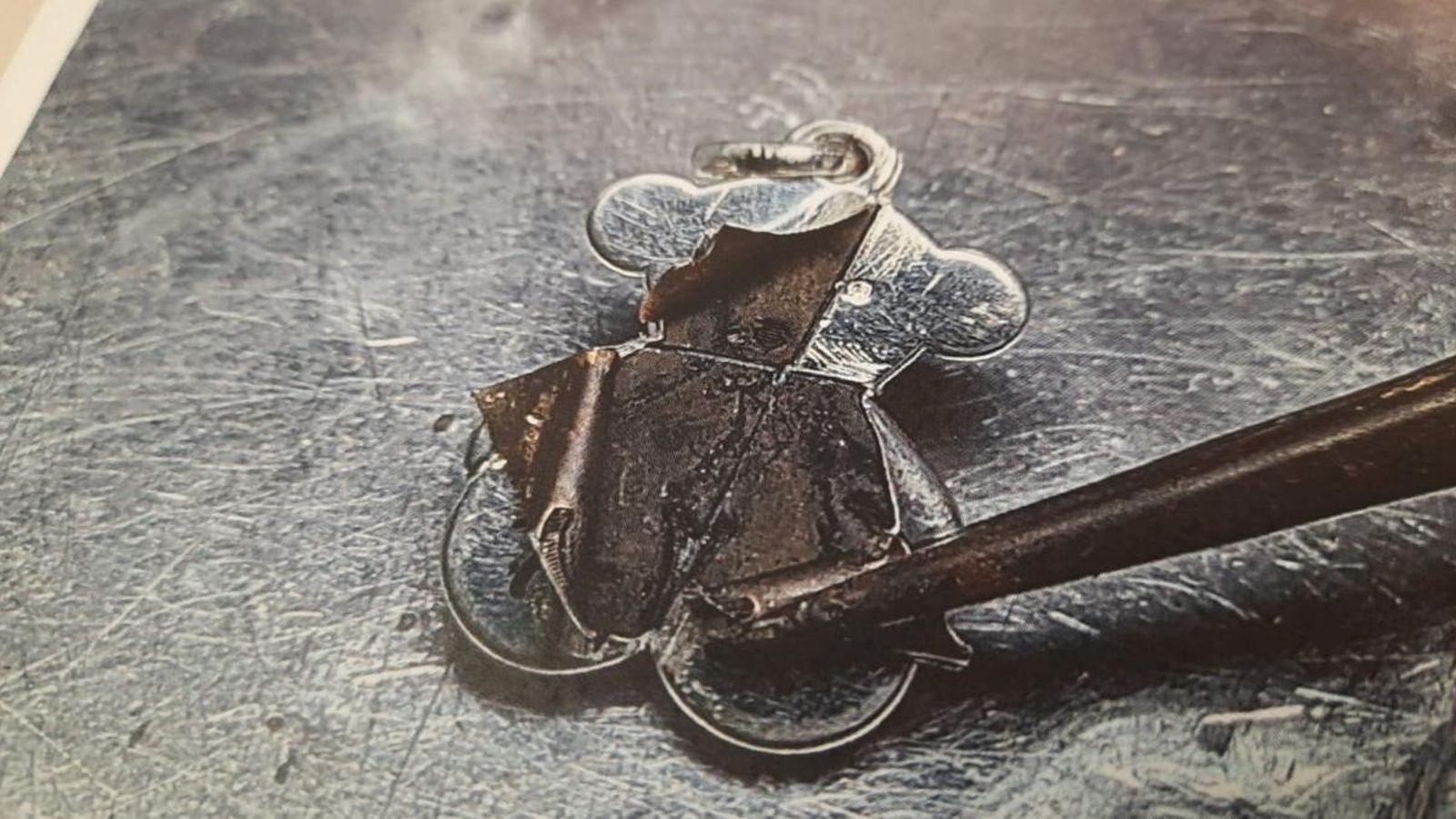 Foto cedida per Consujoya d'una peça de Tous analitzada