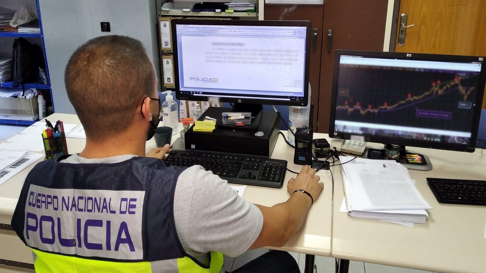 Un agent de la Policia Nacional