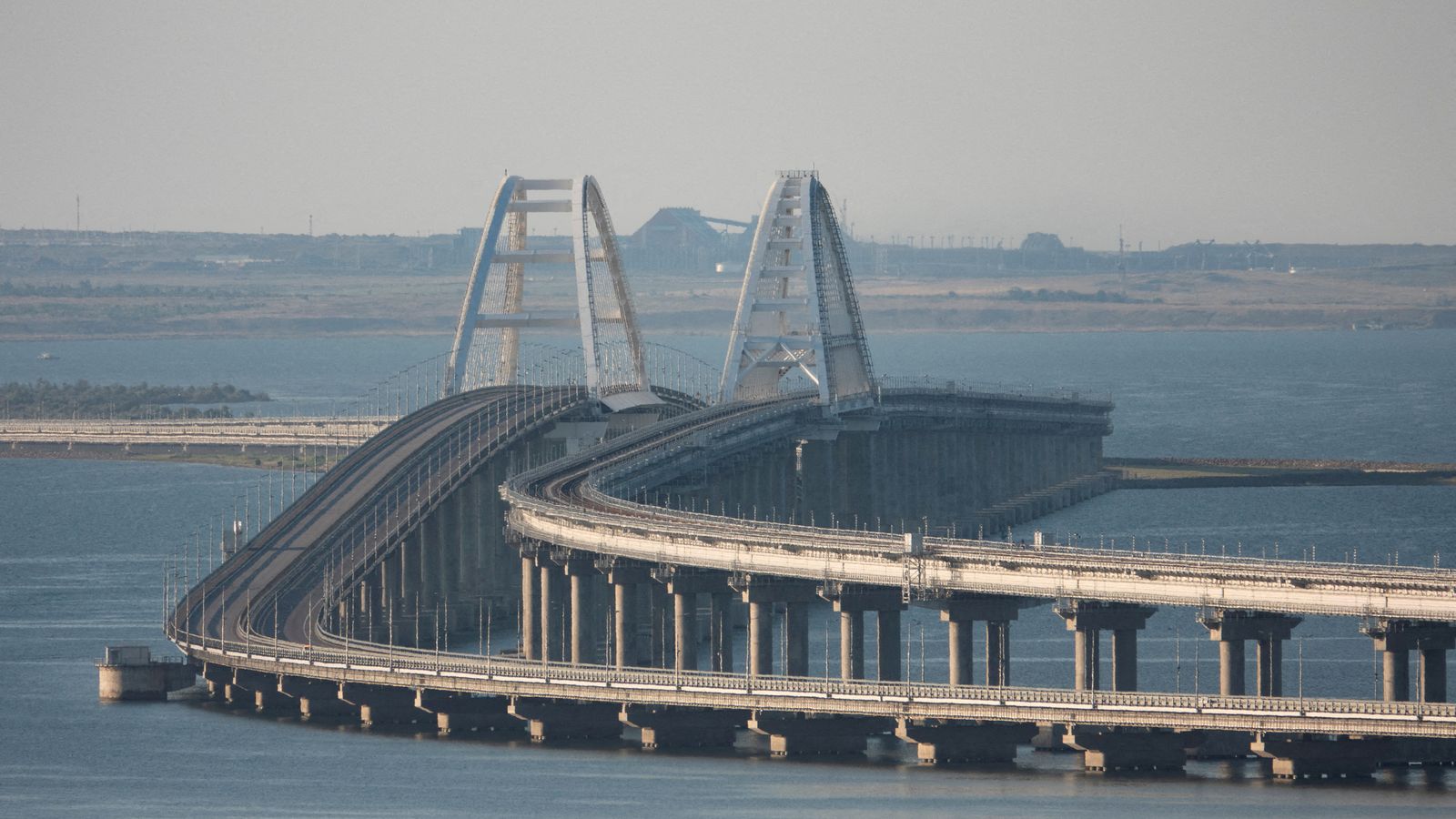 El pont de Crimea sense circulacio de vehicles, aquest dilluns