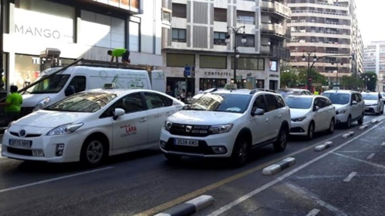 La vaga manté tancat al trànsit el carrer Colom de València