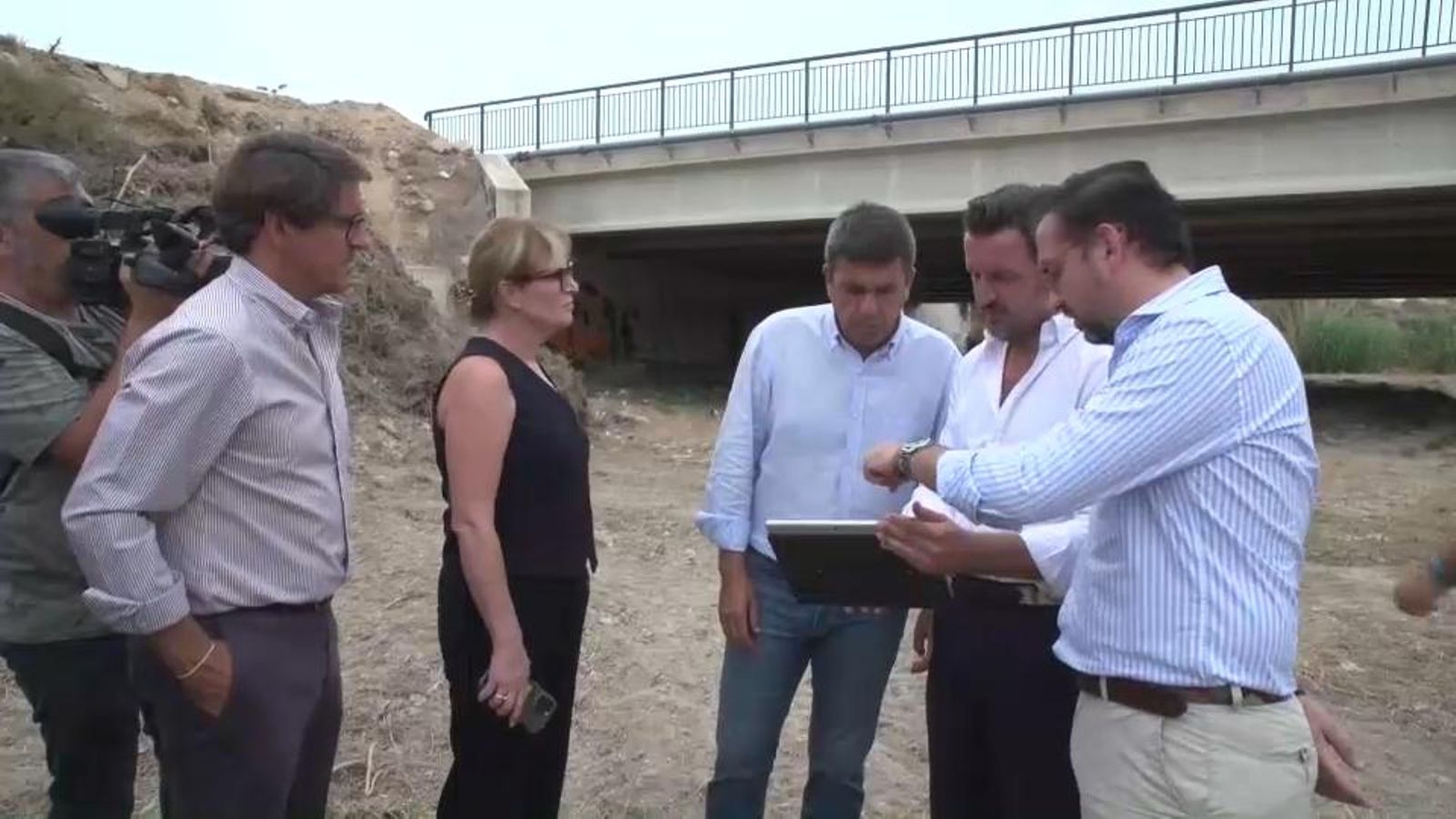 Mazón lamenta la inacció del govern d'Espanya durant una visita a la neteja del barranc de Sant Antoni d'Elx