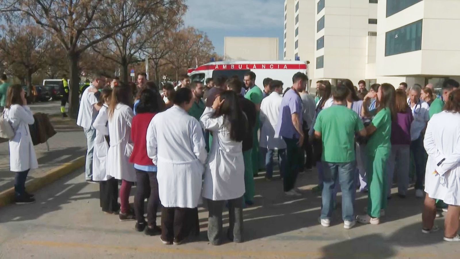 En imatge, la protesta a les 11:00 a les portes de l'Hospital La Fe