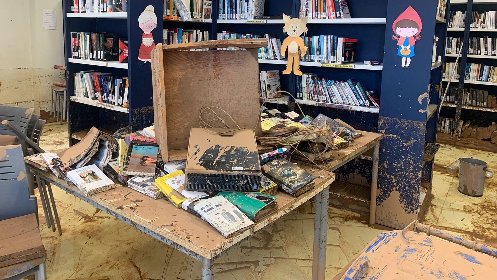 Una de les nombroses biblioteques on el fang de la riuada va llançar a perdre centenars de llibres