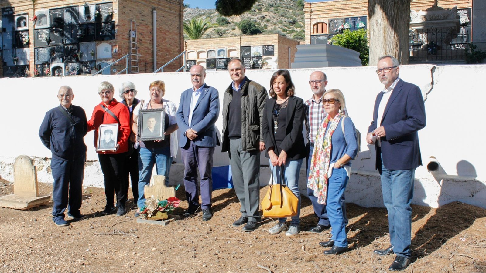 Participants en l'acte de presentació de l'associació al cementeri de Llíria