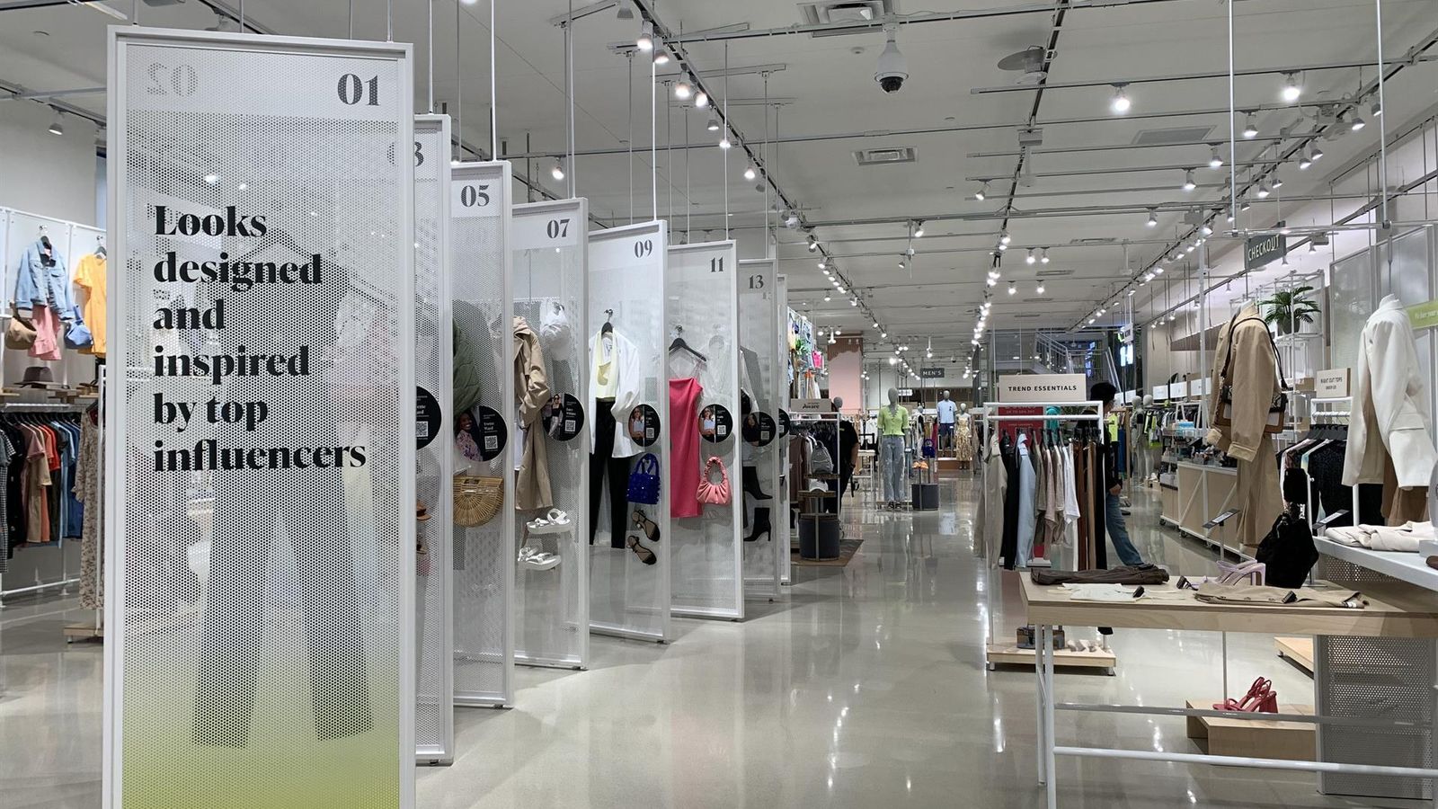 Interior de la primera tenda físcia d'Amazon Style, a Los Angeles