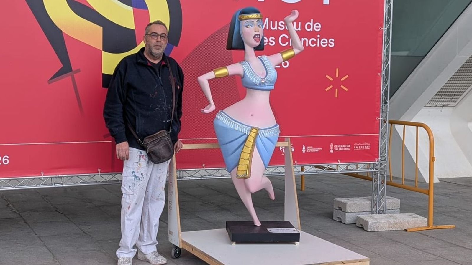 L'artista borrianenc Francisco Fuentes amb el ninot gran de Riu Tajo-Cavite, un dels primers a arribar a la Ciutat de les Arts