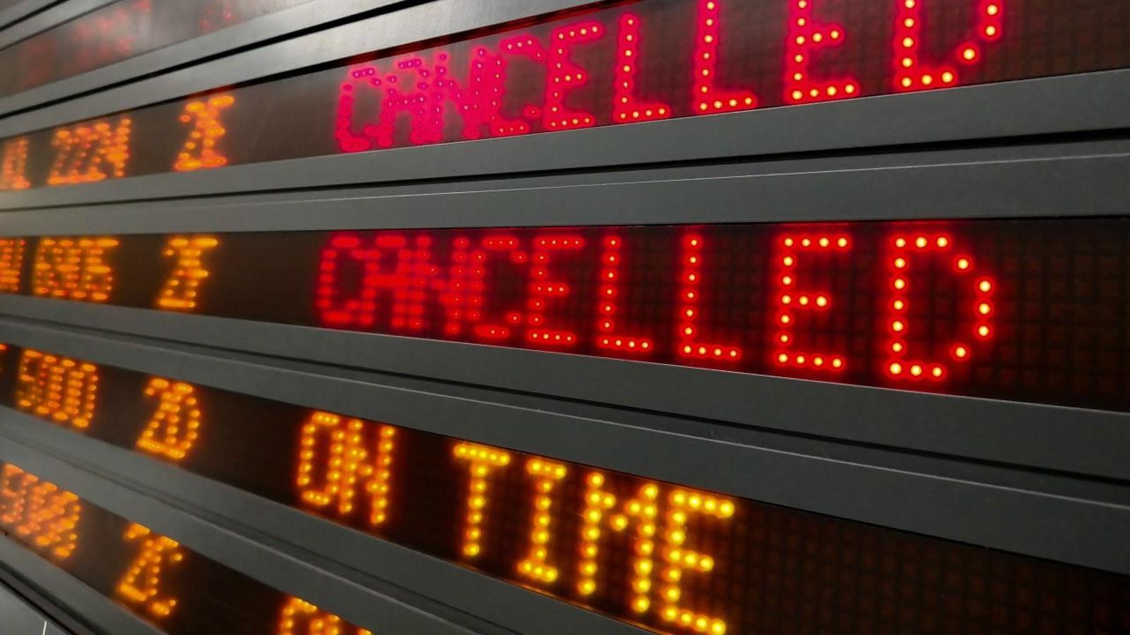 Panell amb vols cancel·lats