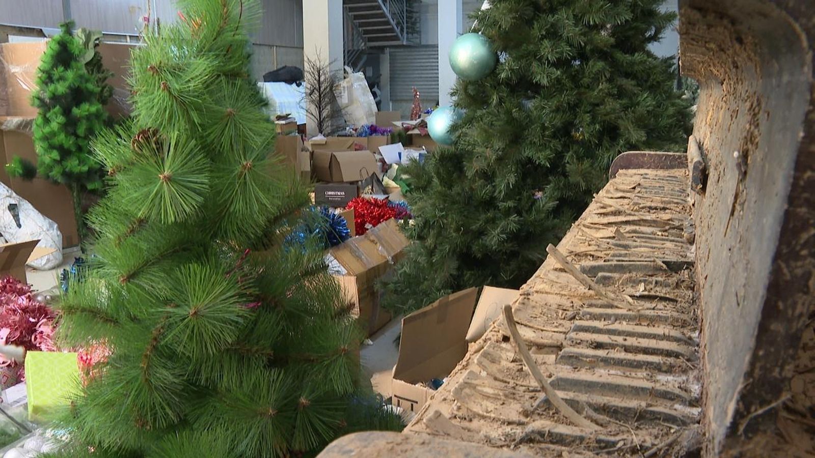 Arreplega de material i arbres de Nadal per a les famílies afectades per la DANA