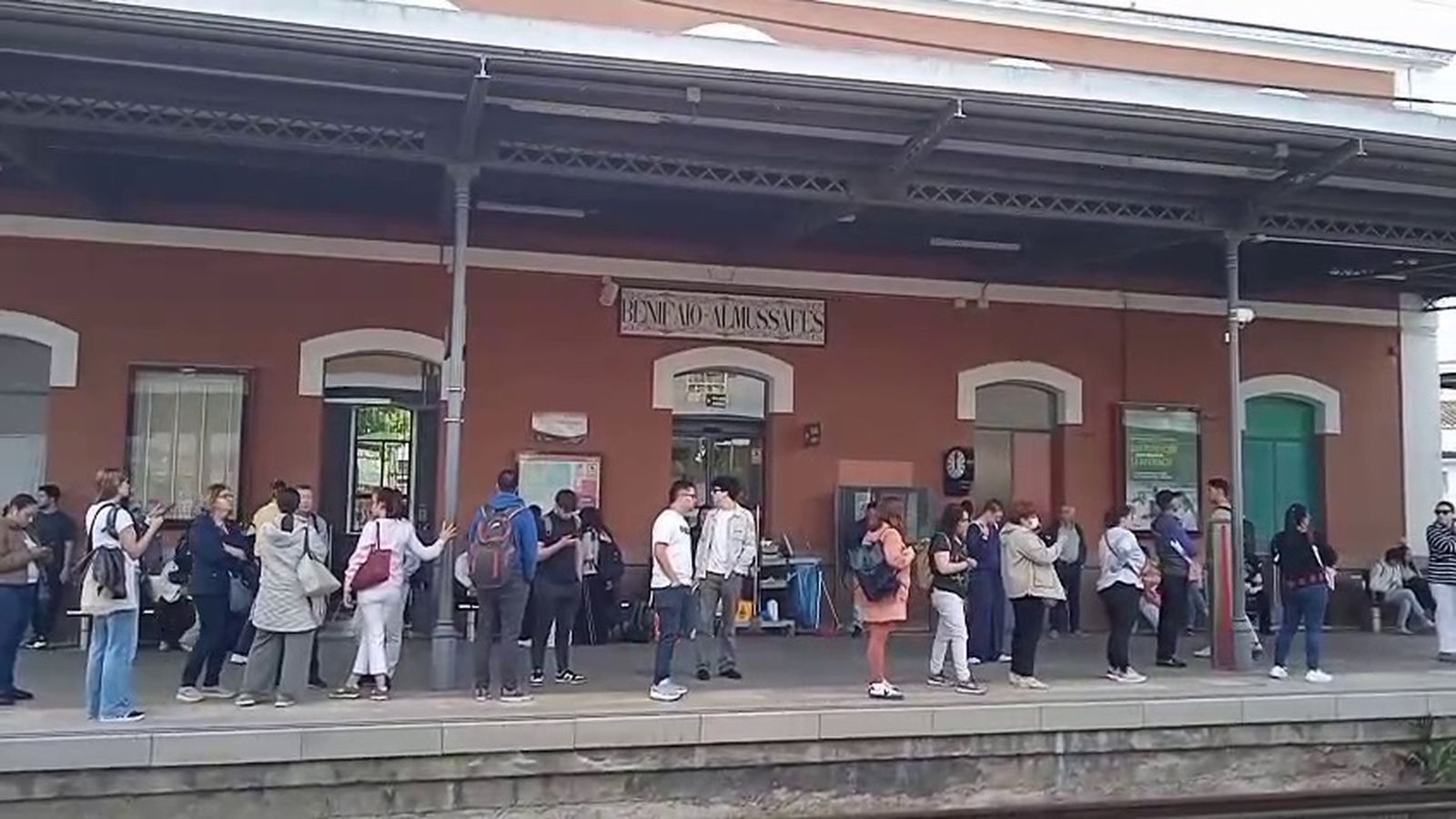 L'andana a l'estació de Benifaió-Almussafes, de gom a gom este dimecres