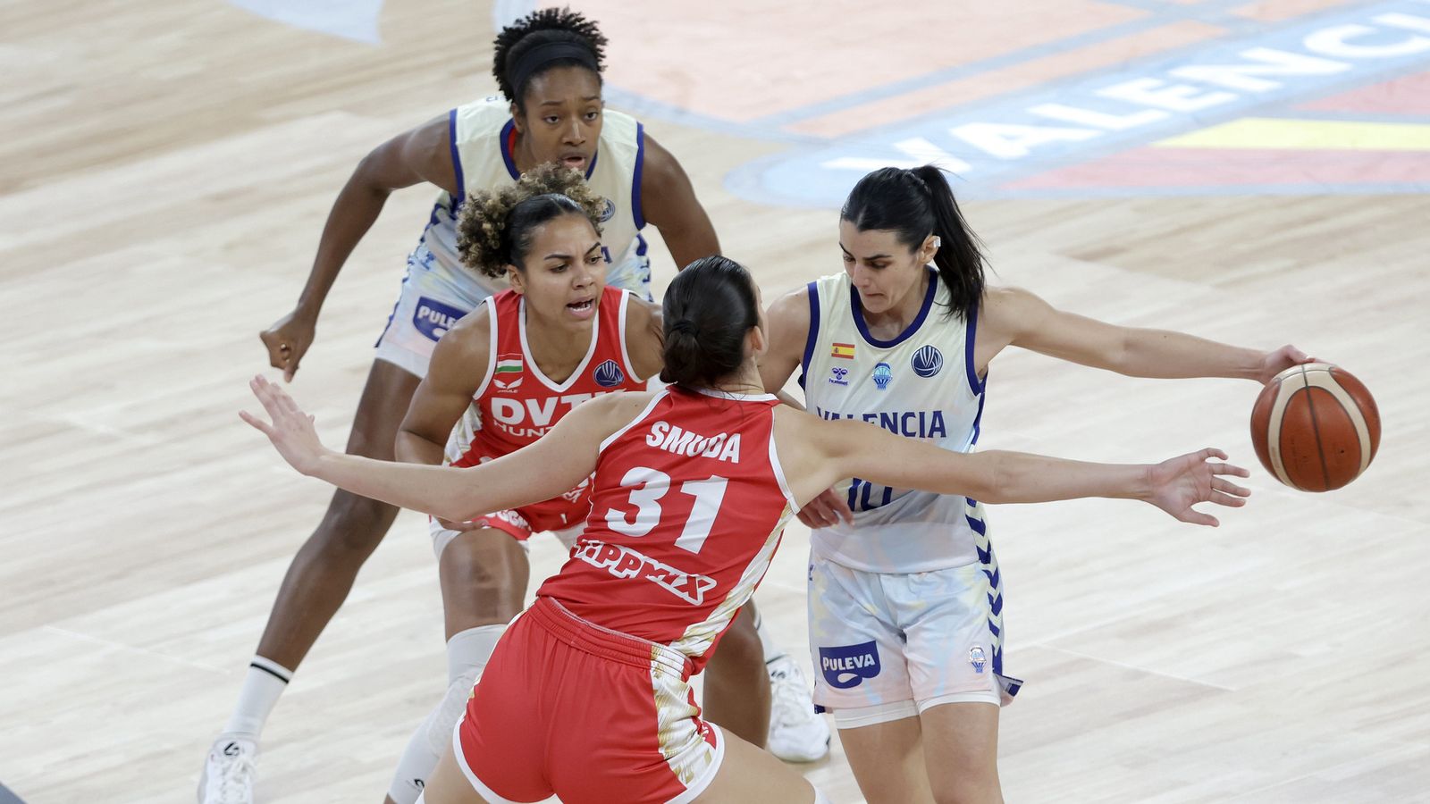 Leticia Romero, en l'últim partit de la primera fase de l'Eurolliga, contra el DVTK al Roig Arena