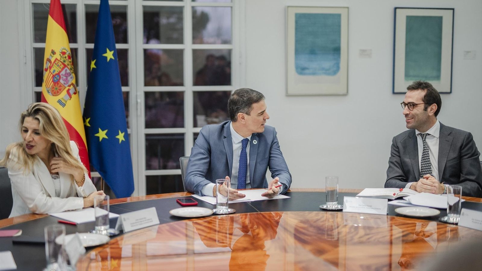 El president del govern espanyol, Pedro Sánchez, al centre, junt amb Yolanda Díaz i Carlos Cuerpo