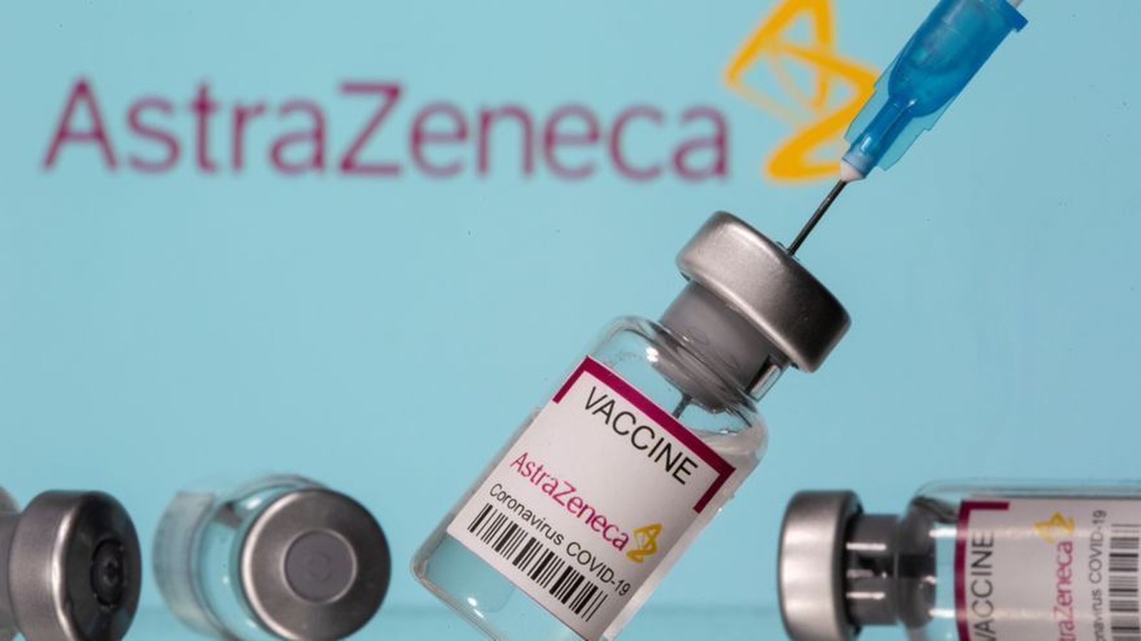 Un detall promocional de la vacuna d'AstraZeneca en una imatge d'arxiu