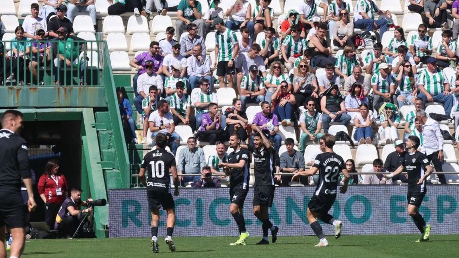 Els jugadors de l'Elx celebren el gol del triomf