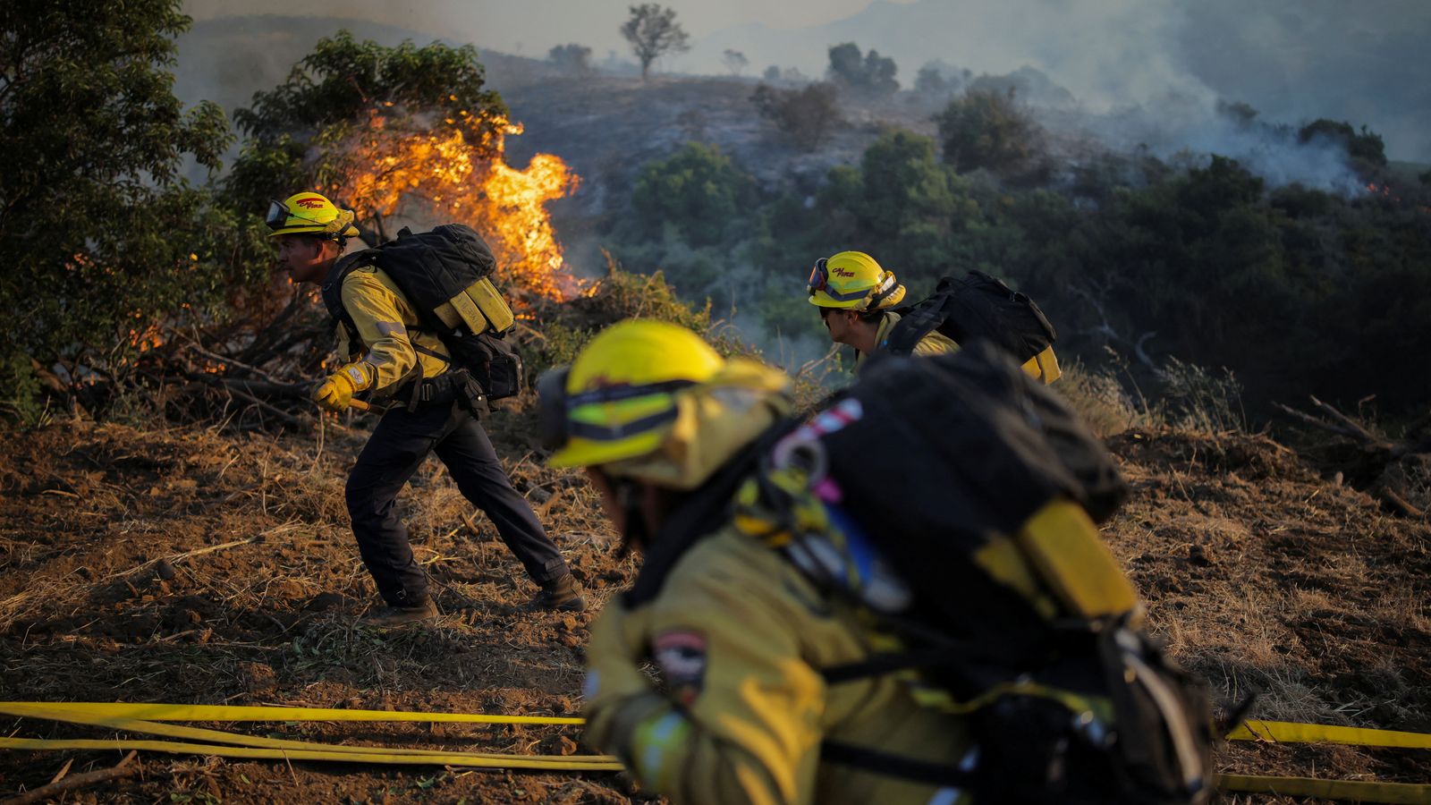 Els bombers durant l’incendi forestal conegut com a Sandy Fire, a Simi Valley, a Califòrnia, este 18 de maig del 2026