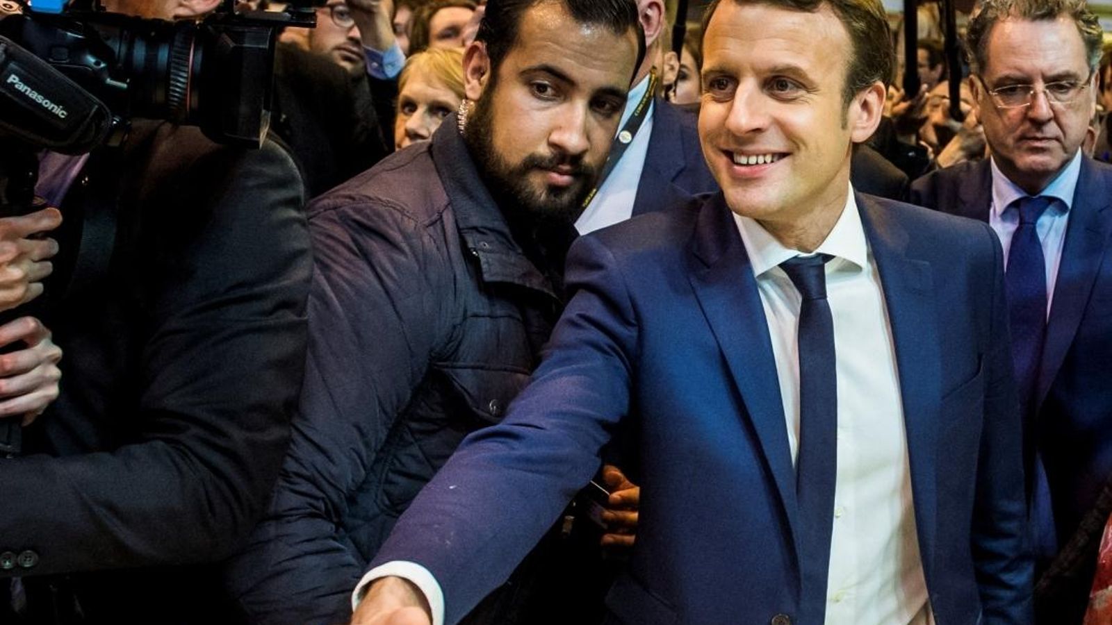 Emmanuel Macron amb el seu excap de seguretat, Alexandre Benalla, a París l'1 de març de 2017 Emmanuel Macron amb el seu excap de seguretat, Alexandre Benalla, a París l'1 de març de 2017